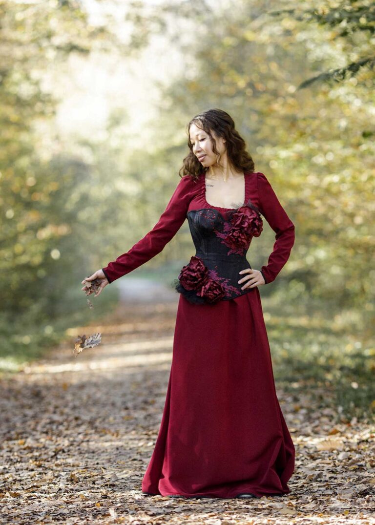 femme tenue robe rouge avec corset noir