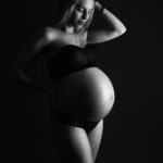 photo de grossesse en clair obscur dans un studio proche Paris