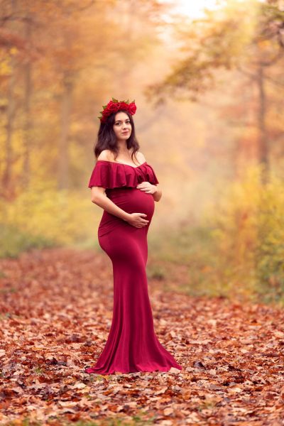 magnifique photo grossesse robe rouge forêt automne