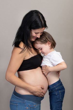 grossesse studio mère et fille ventre rond
