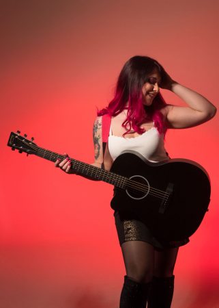 studio portrait femme guitare rouge noir
